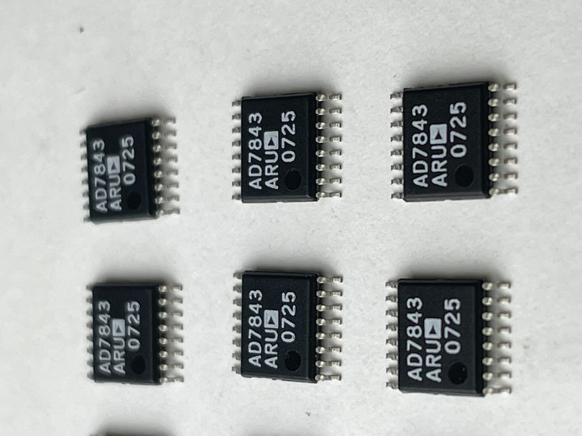 AD 7843 ARU 0725 SMD